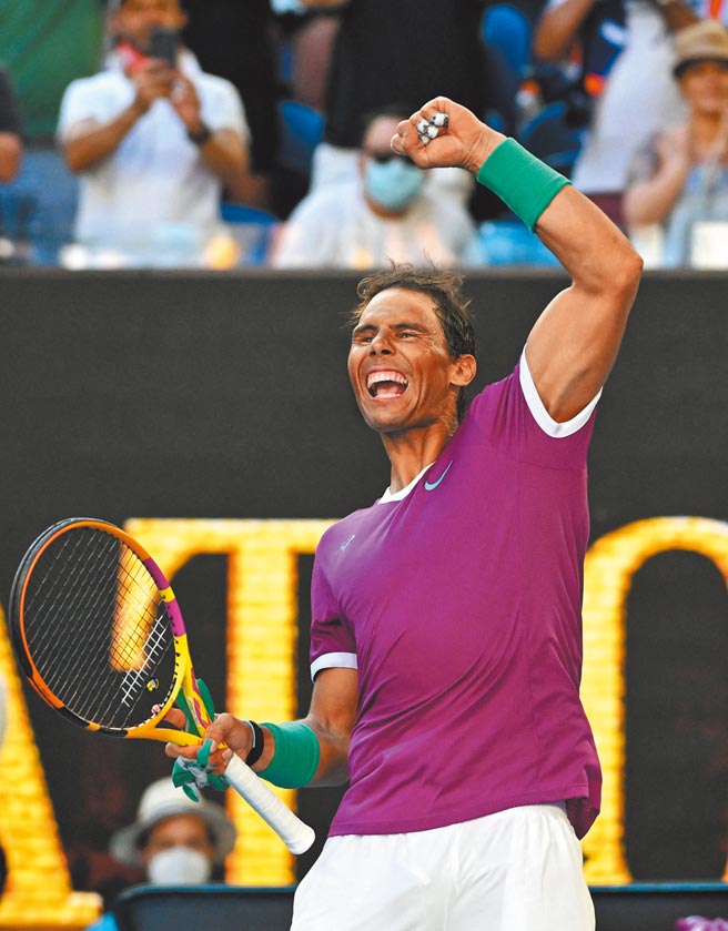 納達爾經歷5盤大戰挺進澳網男單4強，在獲勝瞬間振臂歡呼。（路透）