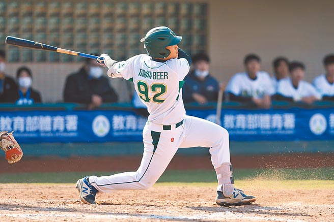 國體4棒范育銓四局下敲出追平2分炮。（杜宜諳攝）