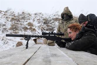 烏克蘭酷媽砸錢買全套軍火 熟女狙擊手：我會在此奮戰