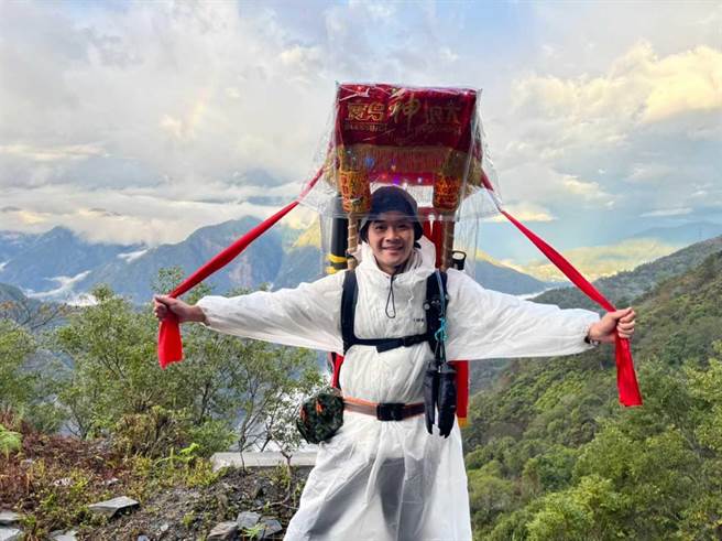 行脚节目《宝岛神很大》主持人柯大堡背王爷登上中央山脉心臟七彩湖 。（三立提供）