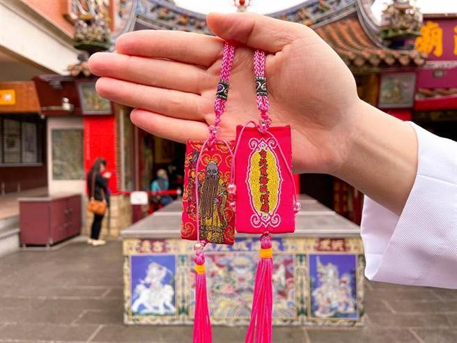 台北晶華攜手「台北霞海城隍廟」，推出「月老進香團」住房專案，四人同行每房5980元、每人1495元即可入住17坪的雲天露臺客房，獲贈四份經由城隍廟過香爐加持的月老御守與「黃長生中藥行」特別調配的紅棗、金棗、桂圓、枸杞良緣茶飲包所組成的「晶華月老進香組」，房客能攜帶前往霞海城隍廟為姻緣祈福，讓晶華和月老成為單身者最強神助攻。（圖/業者提供）