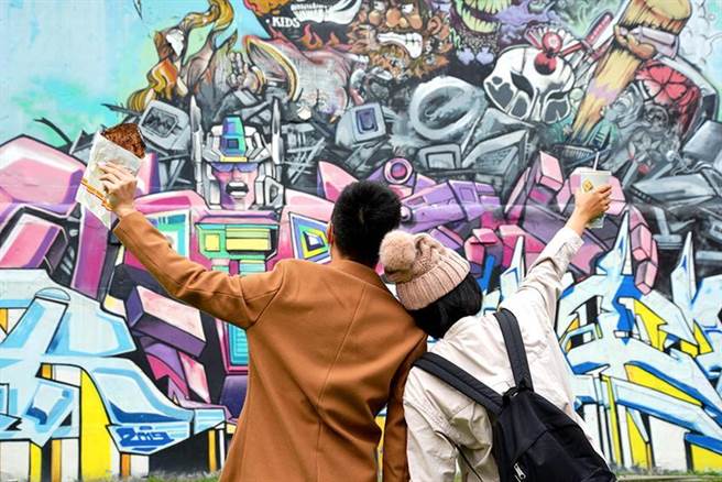 （捷絲旅台北西門館推出「台式浪漫」優惠住房專案，有情人可就近至最潮約會聖地「西門町塗鴉街」朝聖打卡。圖／捷絲旅台北西門館）