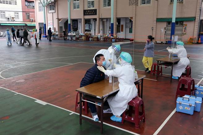 Omicron很会钻漏洞，医曝判断疫情是否失控关键在这。图为民眾接受採检的画面。（本报系资料照）