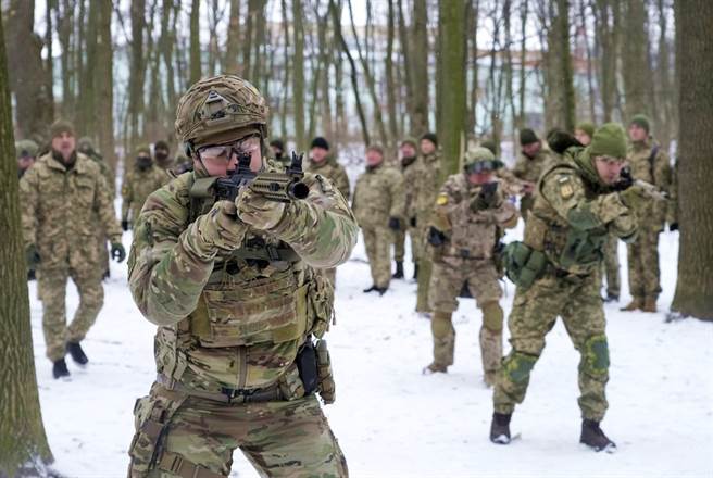 德国宣布提供乌克兰5000顶头盔，明确表示「支持」乌克兰，让基辅市长维塔利．克里契科（Vitali Klitschko）震惊到「哑口无言」，痛批德国的举动是个「笑话」。图为乌克兰军队训练画面。（图／美联社）