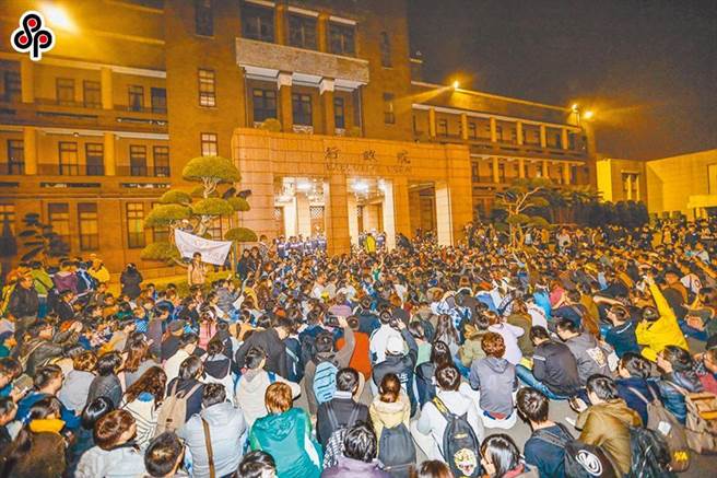 攻占行政院案，前促转会主委杨翠的儿子魏扬等人涉煽惑他人犯罪，去年台湾高等法院更一审认为因行政院撤告，改判公诉不受理确定