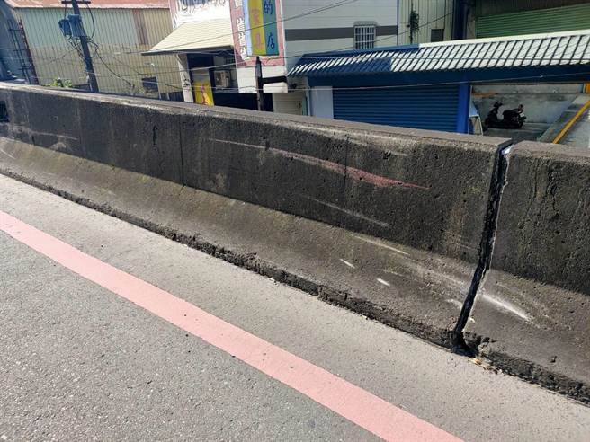 38岁刘姓男子26日上午11时许，骑机车行经新北市板桥区湳兴桥，刘男不慎擦撞一旁桥墩，由于惊吓过度，刘男坐在桥墩上休息却重心不稳，自行跌落约4公尺深桥下。（翻摄）