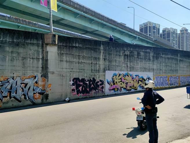 38岁刘姓男子26日上午11时许，骑机车行经新北市板桥区湳兴桥，刘男不慎擦撞一旁桥墩，由于惊吓过度，刘男坐在桥墩上休息却重心不稳，自行跌落约4公尺深桥下。（翻摄）