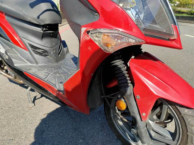 38岁刘姓男子26日上午11时许，骑机车行经新北市板桥区湳兴桥，刘男不慎擦撞一旁桥墩，由于惊吓过度，刘男坐在桥墩上休息却重心不稳，自行跌落约4公尺深桥下。（翻摄）