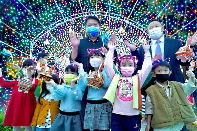 ▲屏东县政府制作可爱虎年小提灯「如虎添翼」以及夜光风车「虎虎生风」发送。　图：屏东县政府传播暨国际事务处／提供