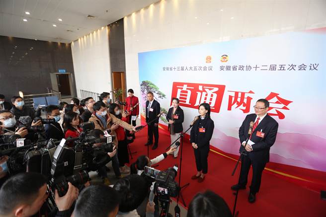 新华社报导，第十三届全国人民代表大会第五次会议和政协第十三届全国委员会第五次会议，将分别于2022年3月5日和3月4日在北京开幕。图为採访示意图。（中新社）