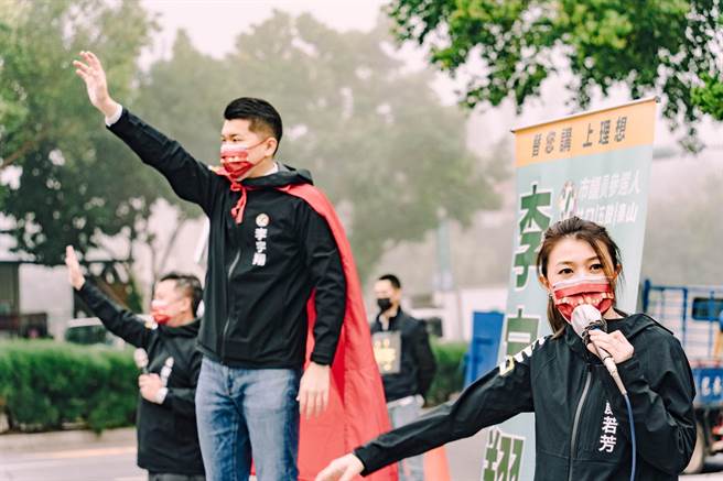力挺李宇翔！小英发言人张志豪、顏若芳年轻世代大集结站路口拜年（李宇翔提供／戴上容新北传真）