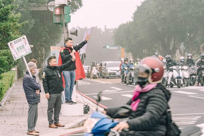力挺李宇翔！小英发言人张志豪、顏若芳年轻世代大集结站路口拜年（李宇翔提供／戴上容新北传真）