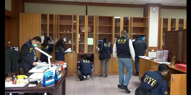 中州科大涉嫌把利用奖学金吸引留学生到台后，送到工厂超时工作，彰化地检署21日指挥移民署彰化县专勤队、彰化县警察局 员林分局、和美分局、彰化分局及芳苑分局，前往人力派遣公司营业处所等地搜索。（移民署彰化县专勤队提供／吴敏菁彰化传真）