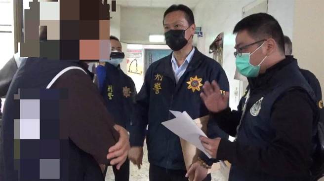中州科大涉嫌把利用奖学金吸引留学生到台后，送到工厂超时工作，彰化地检署21日指挥移民署彰化县专勤队、彰化县警察局 员林分局、和美分局、彰化分局及芳苑分局，前往人力派遣公司营业处所等地搜索。（移民署彰化县专勤队提供／吴敏菁彰化传真）