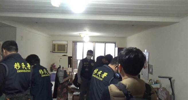 中州科大涉嫌把利用奖学金吸引留学生到台后，送到工厂超时工作，彰化地检署21日指挥移民署彰化县专勤队、彰化县警察局 员林分局、和美分局、彰化分局及芳苑分局，前往人力派遣公司营业处所等地搜索。（移民署彰化县专勤队提供／吴敏菁彰化传真）