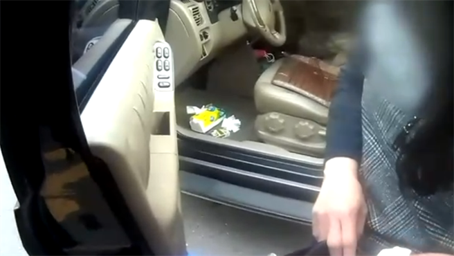 警方在皮夹中找到一包毒品。（翻摄照片／高雄洪靖宜传真）