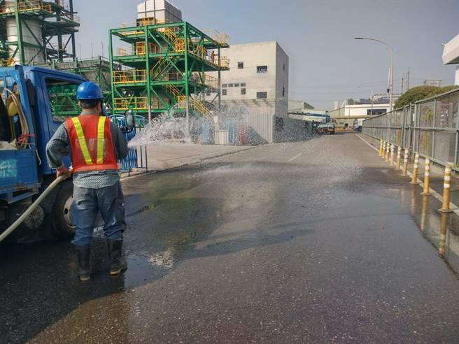 中央氣象局27日針對高雄發布濃霧特報，高市府環保局提前啟動應變措施，要求35家汽電共生廠、電弧爐業者啟動應變措施，並加強夜間道路洗掃，減少揚塵。（高市府環保局提供／洪浩軒高雄傳真）