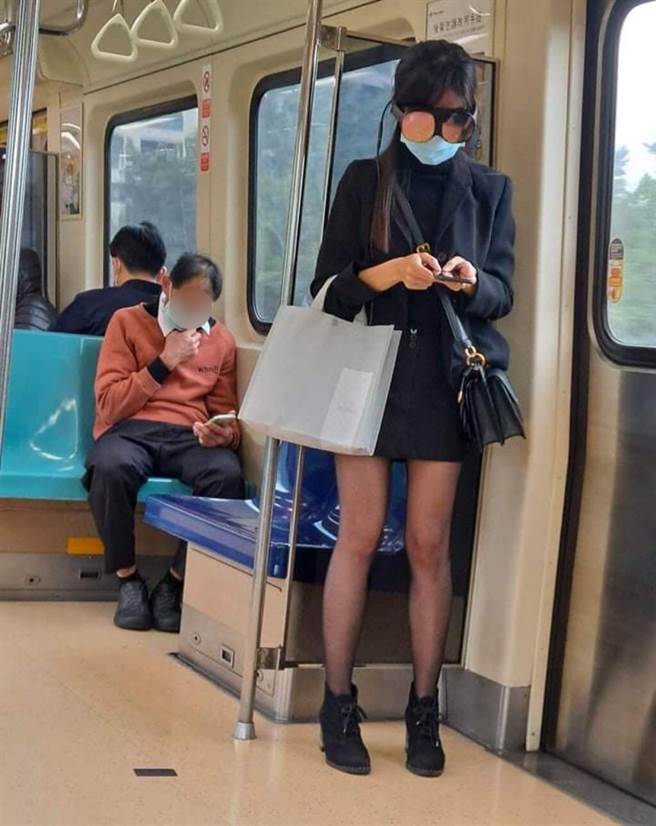 男网友在北捷上遇到黑丝袜正妹，只见对方戴着超大眼镜，看上去非常吸睛，引发网友讨论。（图／翻摄自爆废公社）