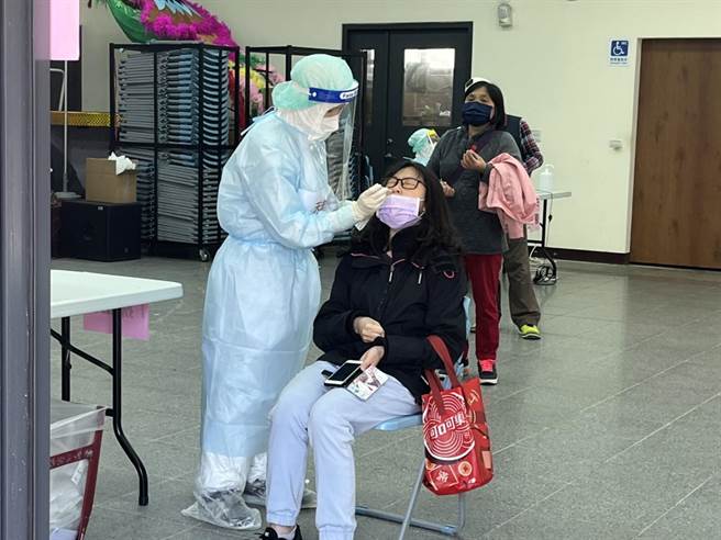 聖保祿醫院負責瑞發市民活動中心採檢站，預估半天採檢人數可達500人。（陳夢茹攝）