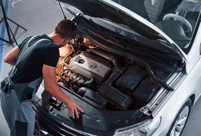 原厂骗没保固！一名网友的表妹听到换变速箱要12万元，非常傻眼。(示意图/达志影像提供) 
