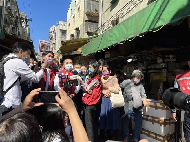 新北市长侯友宜表示，春节期间最重要的是市府一步一脚印不停歇，市民配合防疫，一定守得住，最重要全力落实防疫，市民全力打气，市府好好把关就能守住疫情。（蔡雯如摄）