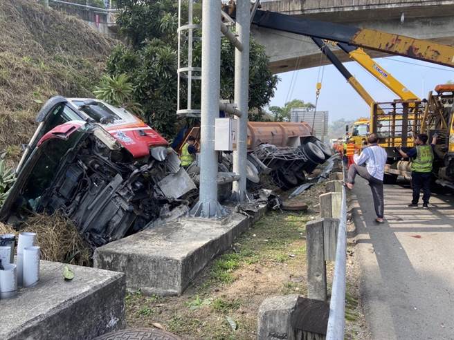 國道警察通知拖吊車到國道10號東向21.3公里處拖吊半聯結車。（翻攝照片／林瑞益高雄傳真）