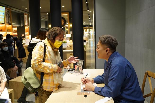 关韶文日前举办新书签书会。（时报出版提供）