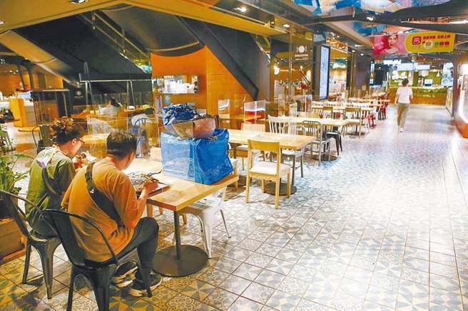 圖為百貨公司照防疫規定，在桌上擺置隔板。(資料照)