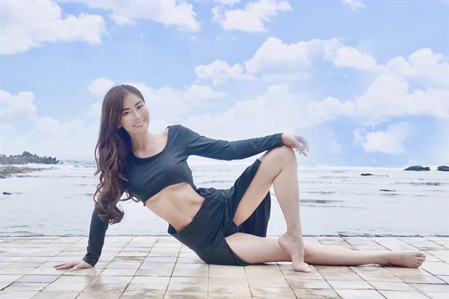 夏米雅以全黑性感造型制作「避凶健美」梗图。（固力狗娱乐提供）