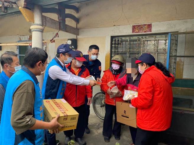 每逢岁末年终，台南市警察局麻豆分局六甲分驻所自发性举办「寒冬送暖」，与各界善心人士到辖内弱势家庭和独居长辈的家，进行关怀访视。（警方提供／张毓翎台南传真）