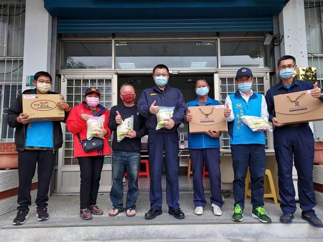甫到任的麻豆分局长林中兴（右四），今年与六甲分驻所长陈信槐（右一）、民防分队长陈坤佑（右二）等人一同进行寒冬送暖。（警方提供／张毓翎台南传真）