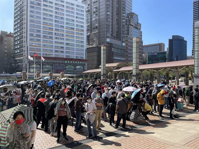 北車接種站爆滿，民眾頂大太陽排隊打BNT。（聯合醫院提供／楊亞璇台北傳真）