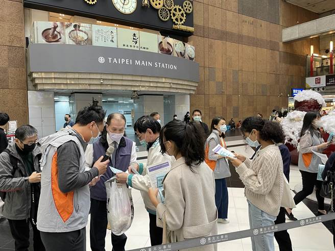 北車接種站爆滿，民眾陽排隊打BNT。（聯合醫院提供／楊亞璇台北傳真）