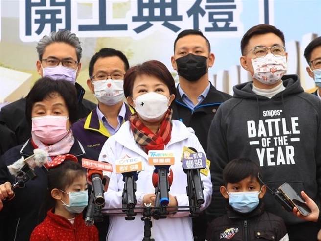 盧秀燕３年來力推「公托、公幼、親子館」倍增計畫，親子館4間增加到現在的12間、公托從5處增加到18處都達到三倍增，讓年青人敢生敢養。（國民黨台中市黨部提供）