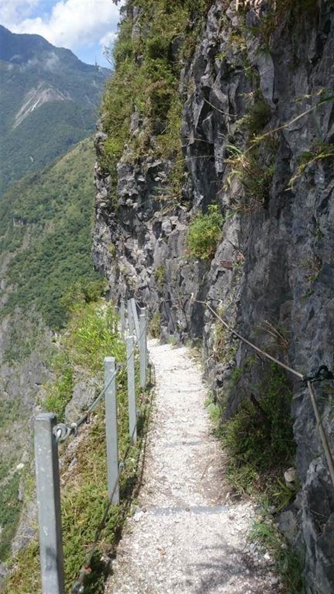 「锥麓断崖」是古道中最惊险壮观精华路段。（太管处提供／王志伟花莲传真）