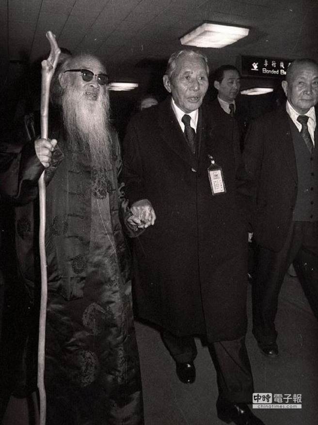 1977年2月15日张大千返美过年，总统府资政张群在台北机场送行。（姚琢奇摄）