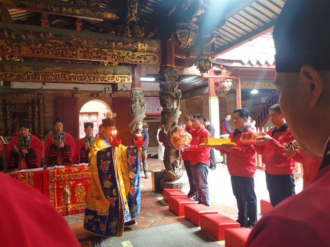 海沧青礁慈济祖宫日前举行2022年“海峡两岸保生慈济信眾除疫祈福法会。(照片：卢超颖，李奇)