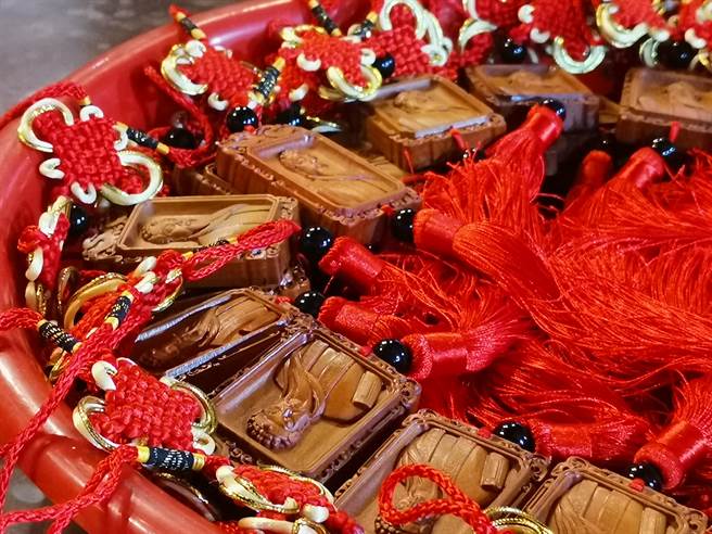 15000个保生大帝平安福袋挂件，举行“过炉”祈福法会后由运送至臺湾各地的保生大帝宫庙赠臺湾信眾。(照片：卢超颖，李奇)