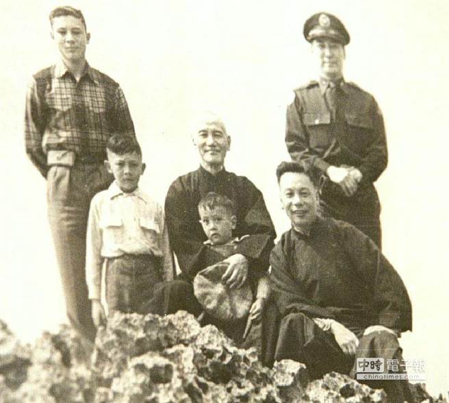 高市西子湾行馆因藏有多帧蒋家的家庭照片，图为蒋孝勇兄弟三人和祖父、父亲及叔父在西子湾海边的合照及过生日时和祖父同吹蛋糕的照片。（中时檔案照）