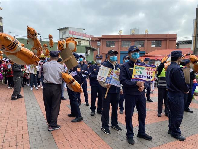 頭份警分局利用頭份市農會民俗踩街活動，宣導春節維安措施。（頭份警分局提供／謝明俊苗栗傳真）