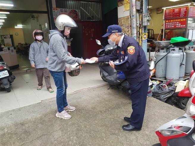 頭份警分局利用頭份市農會民俗踩街活動，宣導春節維安措施。（頭份警分局提供／謝明俊苗栗傳真）