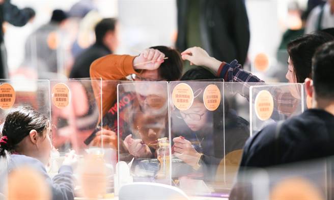 近期Omicron疫情升温，因应农历春节将至，行政院长苏贞昌今日表示，指挥中心日前宣布，维持二级警戒到2月7日，防疫虽不升级，但与国人生计无直接关联的部分都要加严。（资料照，陈俊吉摄）