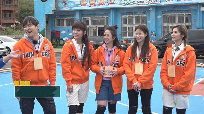 孙协志（左起）、丢丢妹、臧芮轩、萝莉塔、豆花妹出外景闯关玩游戏。  （中视提供）