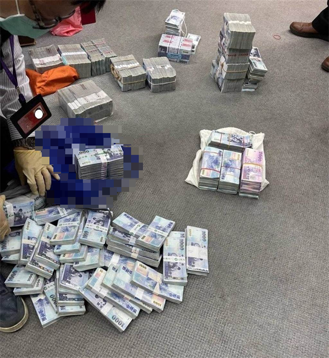 桥头地检署指挥廉政署等单位搜索中油炼制事业部执行长徐汉的办公室，起出一批现金。（翻摄照片／林瑞益高雄传真）