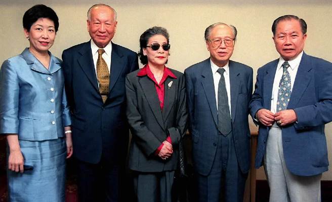 1998年为筹办《张大千百年纪念展》大千先生夫人徐雯波女士（中）、故宫院长秦孝仪（右二）、副院长张临生﹙左﹚以及张大千生前好友李海天（左二）、黄天才（右）等人齐聚一堂，替大千先生百岁冥诞尽份心力。（中时檔案照）