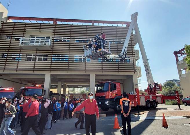 雲林縣消防局採購造價3491萬元的新型50公尺高的歐洲進口雲梯車，縣長張麗善及斗六市長林聖爵等人於啟用典禮中試乘。（周麗蘭攝）