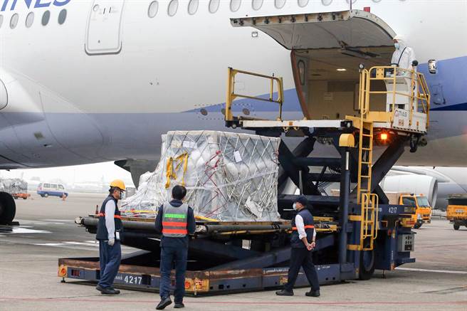 民间共同採购的1500万剂BNT疫苗，最后一批约91.9万剂于今清晨抵台。（陈麒全摄）