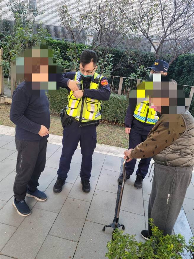 家屬向員警表示，因為疫情緣故未計畫返鄉，遂將長輩接上來過節，因老翁對附近環境不甚熟悉，才發生迷路的插曲。（警方提供）