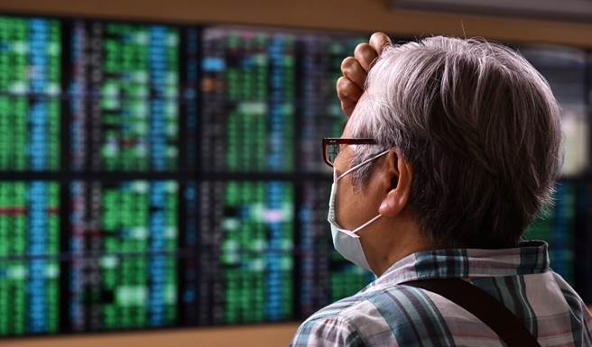 台股封關前出現劇烈震盪，讓不少投資人出現虧損。（示意圖／報系資料照）