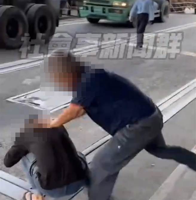 2名司机脱罩起衝突。（翻摄社会事新闻群）